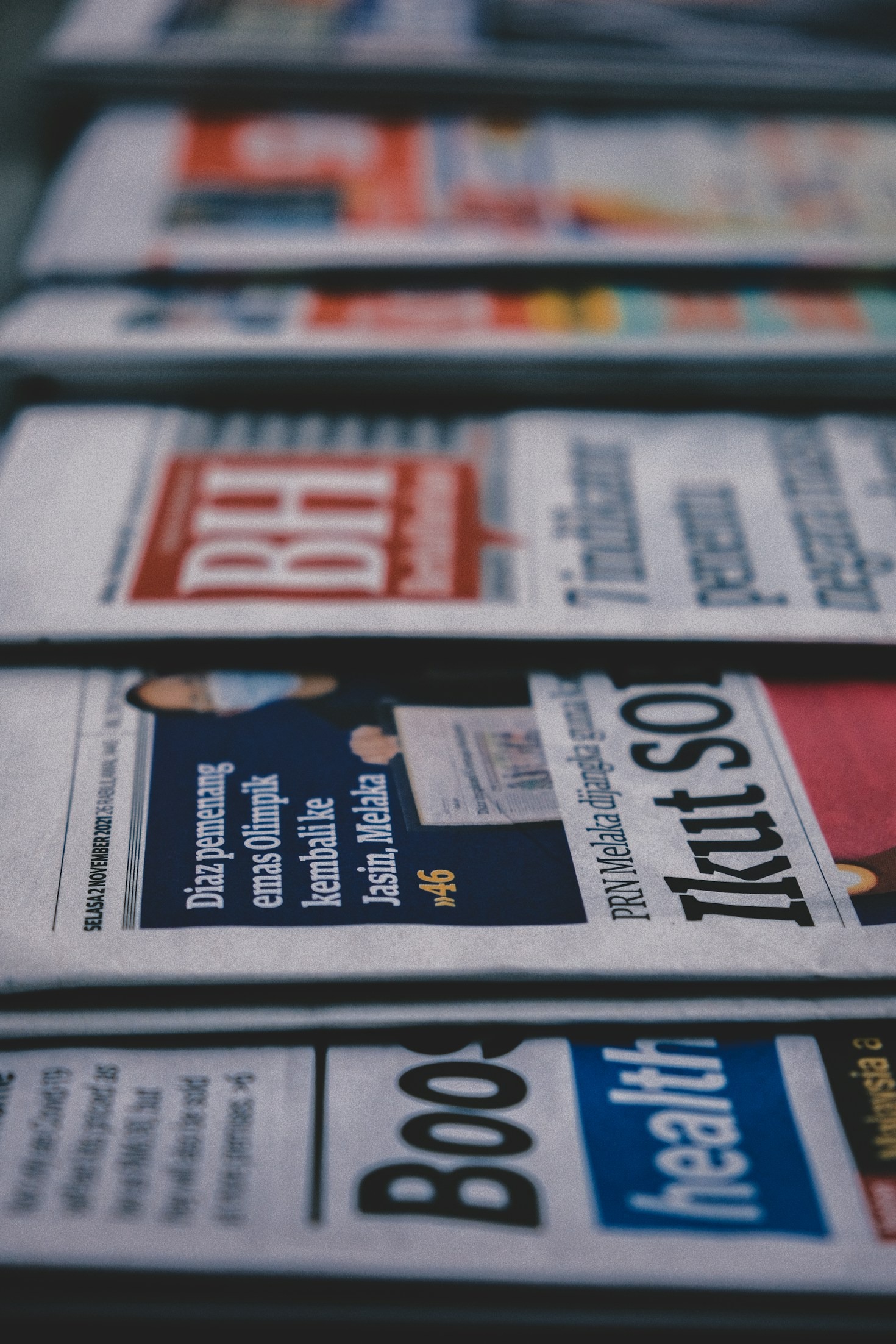 The Impact of Breaking News on Communities